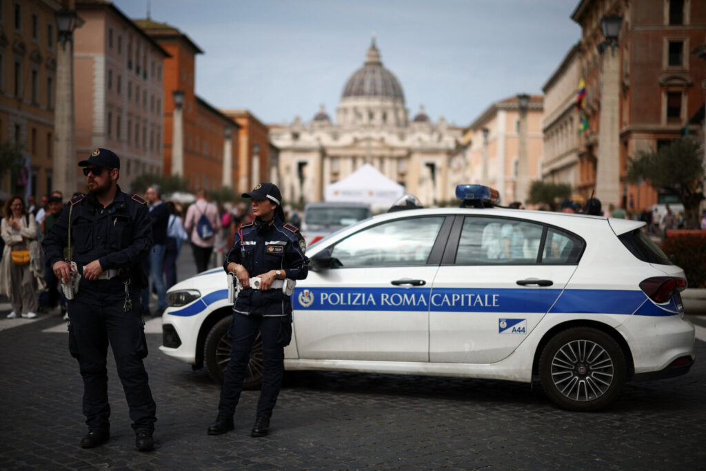La policía local permanece de pie, como se puede ver en la Basílica de San Pedro, después de que el Vaticano anunciara en un comunicado en video la muerte del Papa Francisco, como se vio desde Roma, Italia, el 21 de abril de 2025. REUTERS/Guglielmo Mangiapane