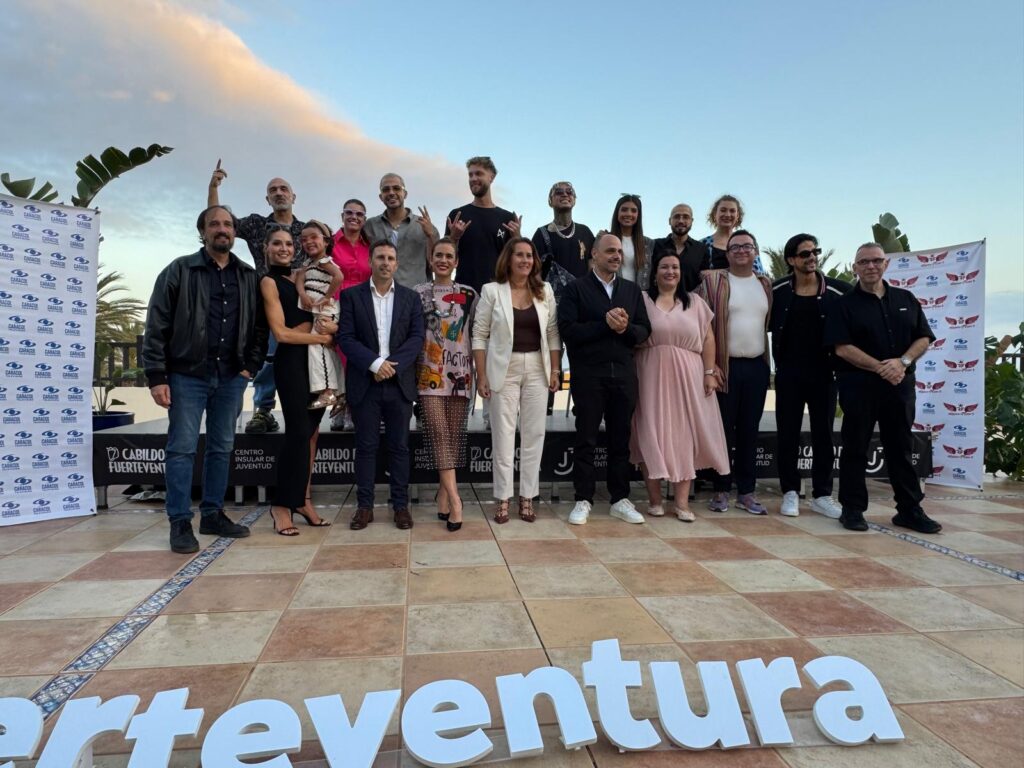 Parte del equipo de actores de La Reina del Flow que participarán en el rodaje de Fuerteventura junto a autoridades insulares y locales / DN7 Music