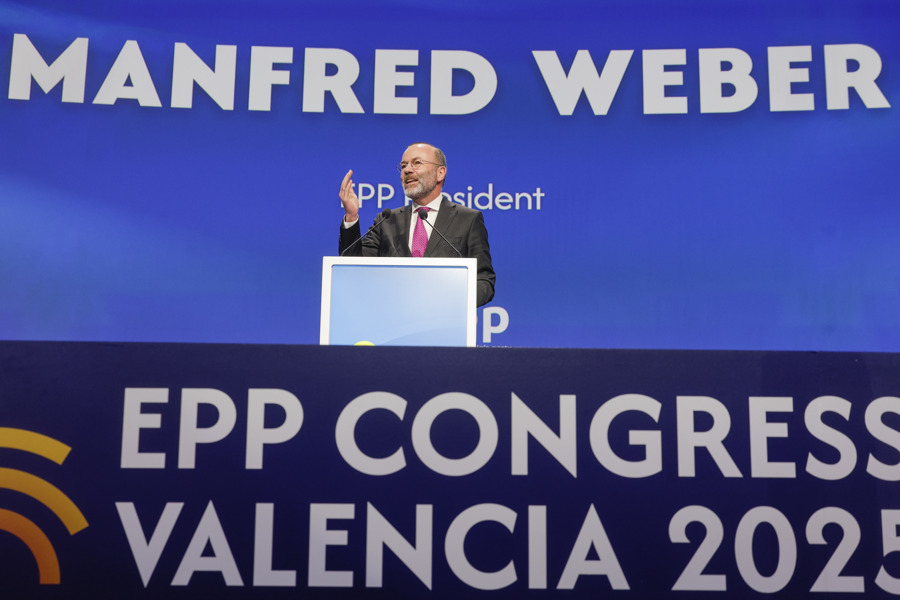VALENCIA, 29/04/2025.- El presidente del Partido Popular Europeo, Manfred Weber, interviene durante la apertura del Congreso del Partido Popular Europeo (PPE), este martes en el recinto de Feria Valencia. EFE/Kai Fösterling