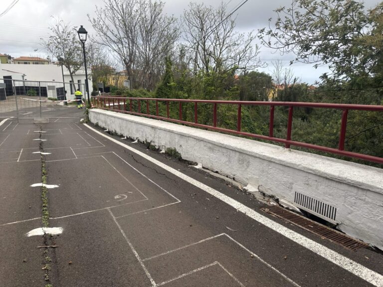 Cierran un puente en Tacoronte por grietas en la calzada