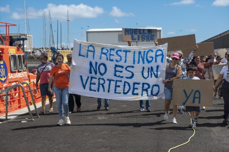El Gobierno promete dos planes de reactivación turística en El Hierro y descargar el puerto de uso migratorio