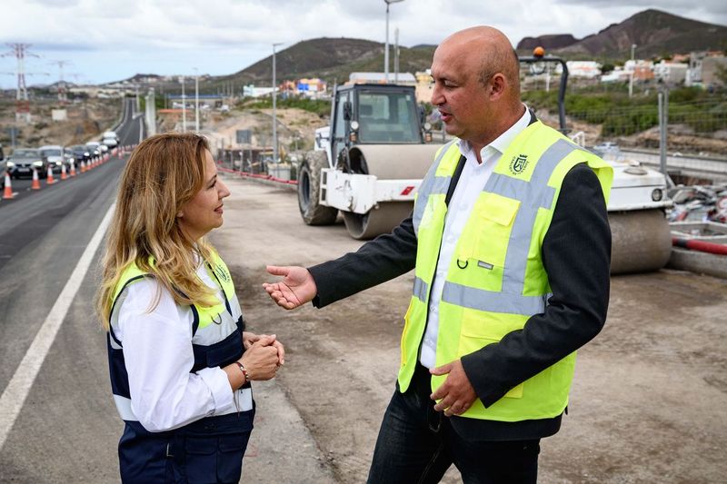 La presidenta del Cabildo de Tenerife (i) junto al alcalde de Granadilla de Abona en la visita a las obras de la rotonda de San Isidro / Cabildo de Tenerife 