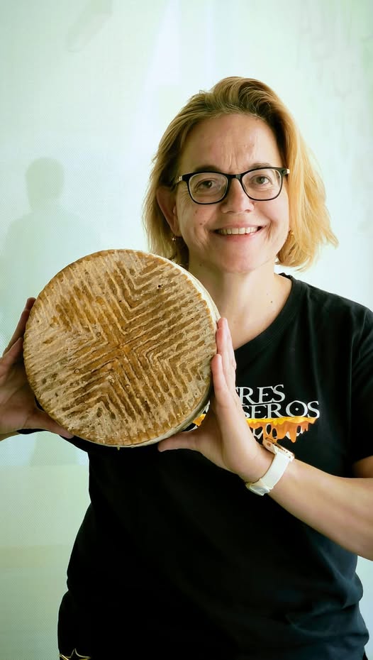 El programa entrevistará a Ruth Lozano, ingeniería técnica agrícola que ha catado en concursos de quesos desde locales hasta internacionales y el pasado año 2024 fue por tercera vez Super Juez en los World Cheese Awards. Durante el acto de inauguración de la feria, la Asociación Cultural Pinolere realizará un homenaje a Lozano por impulsar el Concurso Insular de Quesos de Pinolere y por su labor de apoyo constante con esta cita.