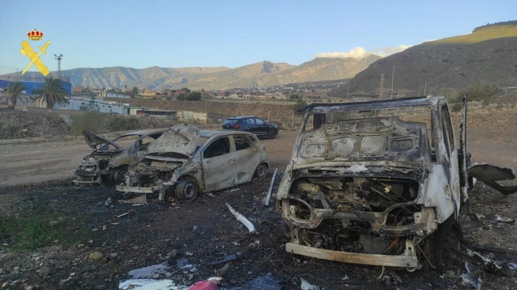 Los hechos sucedieron recientemente en horas la madrugada cuando el ahora detenido supuestamente provocó el fuego de uno de los vehículos