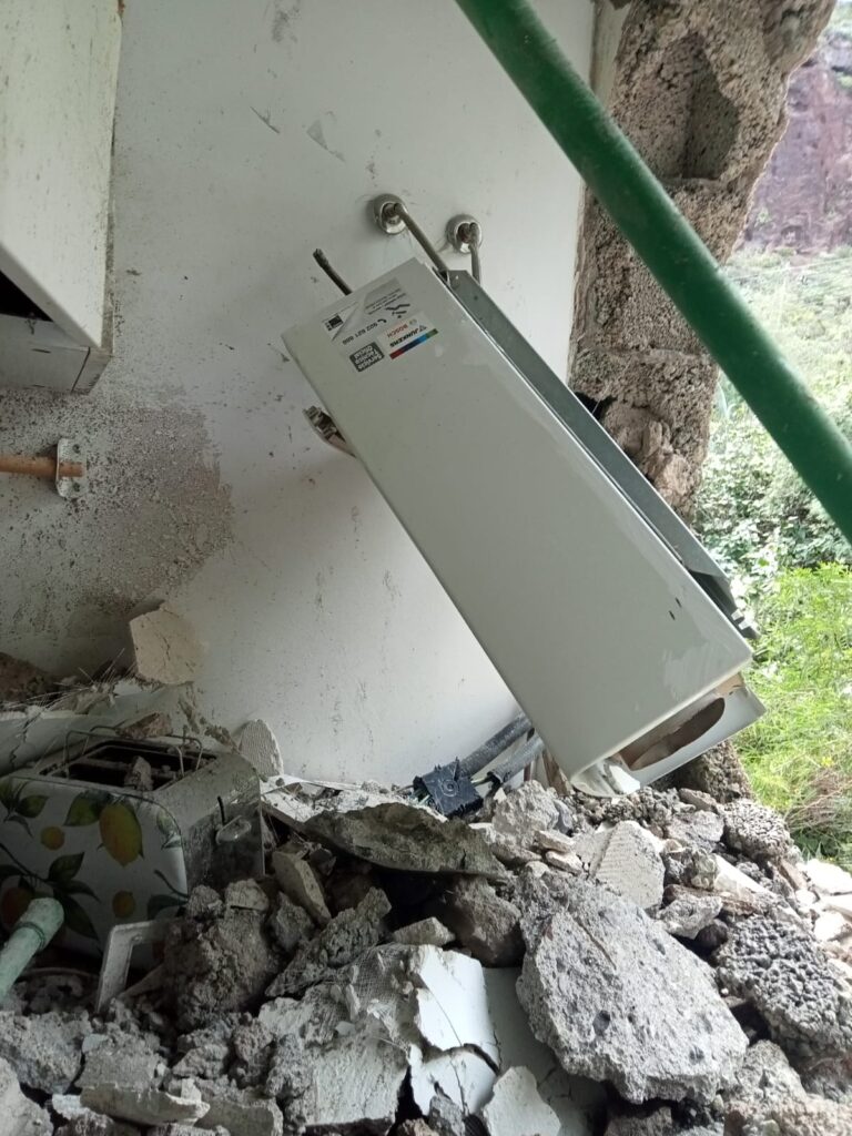 Cae una roca de grandes dimensiones cerca de una vivienda en la TF-13