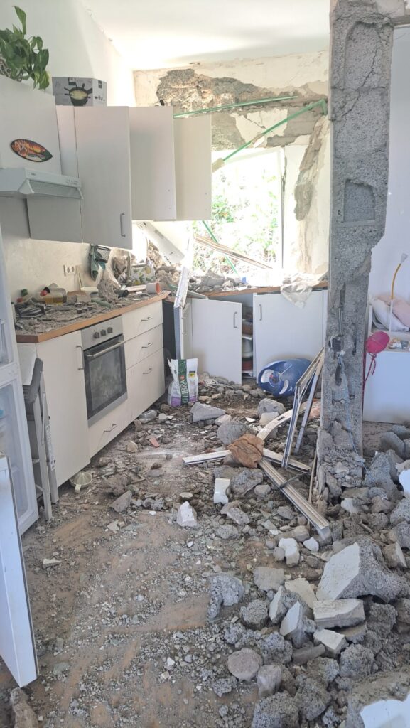 Cae una roca de grandes dimensiones cerca de una vivienda en la TF-13