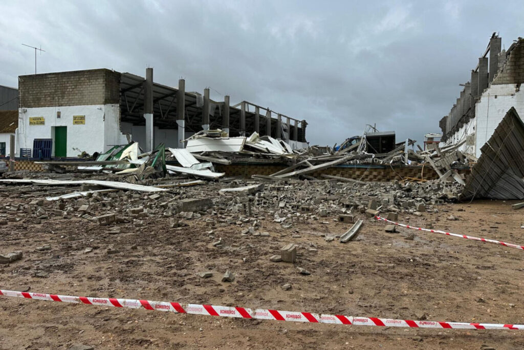 Tres muertos en el derrumbe de una nave industrial del término municipal de Coria del Río (Sevilla). Imagen EFE