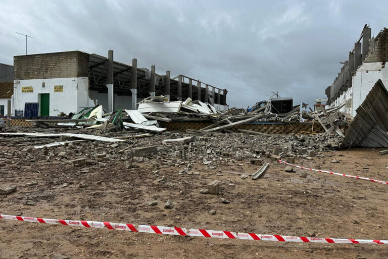 Tres muertos en Sevilla tras el derrumbe de una nave en Coria del Río por el viento