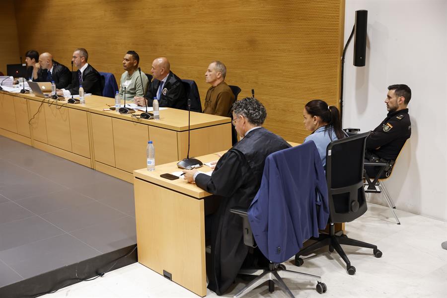La Audiencia de Las Palmas continuó este martes el juicio ante Jurado contra dos hombres (5i y 6i) y una mujer (2d) para los que se piden penas de quince años de cárcel, acusados de haber matado a una persona en Vecindario (Gran Canaria) en septiembre de 2021. EFE/ Elvira Urquijo A
