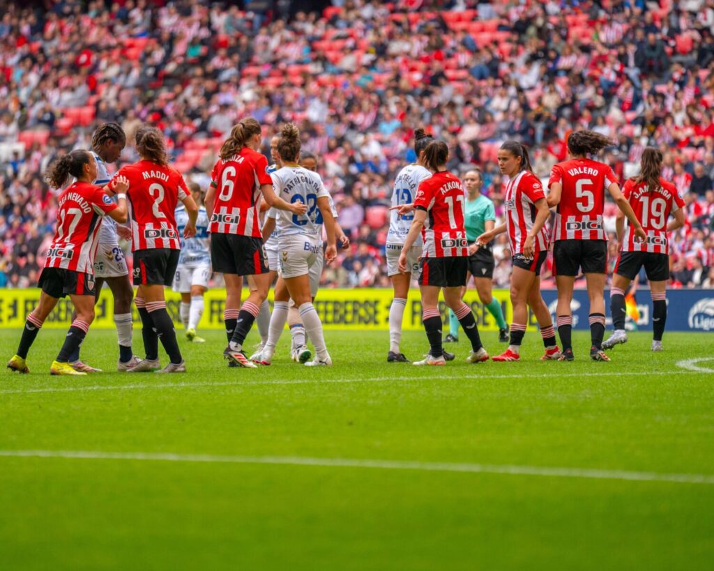 Instante del partido disputado este domingo entre el Costa Adeje Tenerife y Athletic Club de Bilbao | Costa Adeje Tenerife