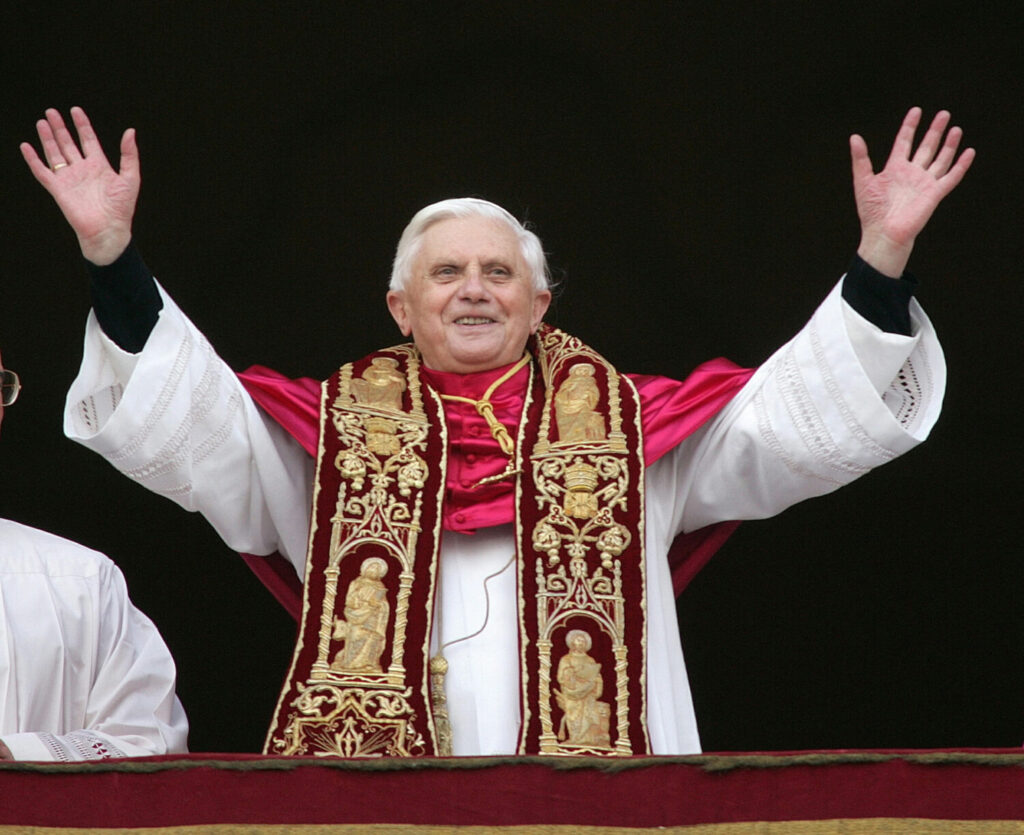 FOTO DE ARCHIVO: El Papa Benedicto XVI, Cardenal Joseph Ratzinger de Alemania, saluda desde un balcón de la Basílica de San Pedro en el Vaticano tras ser elegido por el cónclave de cardenales, 19 de abril de 2005./Reuters