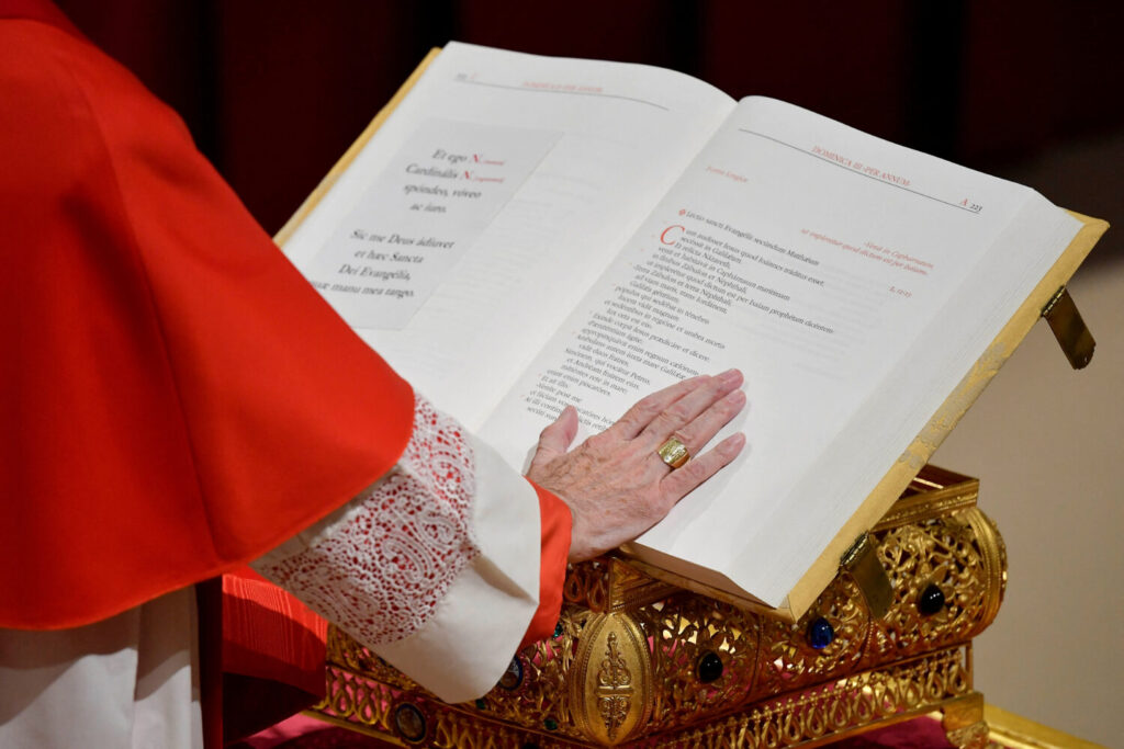 Galería de imágenes del cónclave. Un cardenal reza en la Capilla Sixtina, antes del cónclave para elegir al próximo Papa en el Vaticano, 7 de mayo de 2025. Medios del Vaticano/ REUTERS