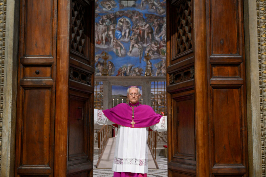 Galería de imágenes del cónclave. El arzobispo Diego Giovanni Ravelli cierra las puertas de la Capilla Sixtina, antes del cónclave para elegir al próximo Papa en el Vaticano, 7 de mayo de 2025. Medios de comunicación vaticanos/ REUTERS
