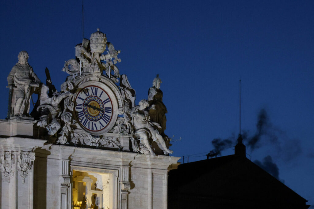 Humo negro sale de la chimenea de la Capilla Sixtina, indicando que no se ha tomado ninguna decisión para elegir a un nuevo Papa, en el Vaticano, 7 de mayo de 2025. REUTERS/Murad Sezer