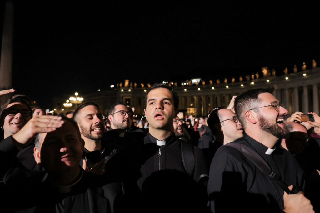Fieles reaccionan ante el humo negro que sale de la chimenea de la Capilla Sixtina indicando que no se ha tomado ninguna decisión para elegir a un nuevo Papa, en el Vaticano, 7 de mayo de 2025. REUTERS/Marko Djurica