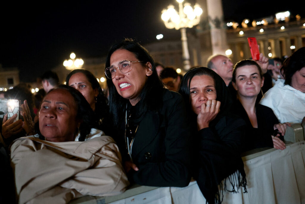 Fieles reaccionan ante el humo negro que indica que no se ha tomado una decisión para elegir a un nuevo Papa, en el Vaticano, 7 de mayo de 2025. REUTERS/Eloisa López