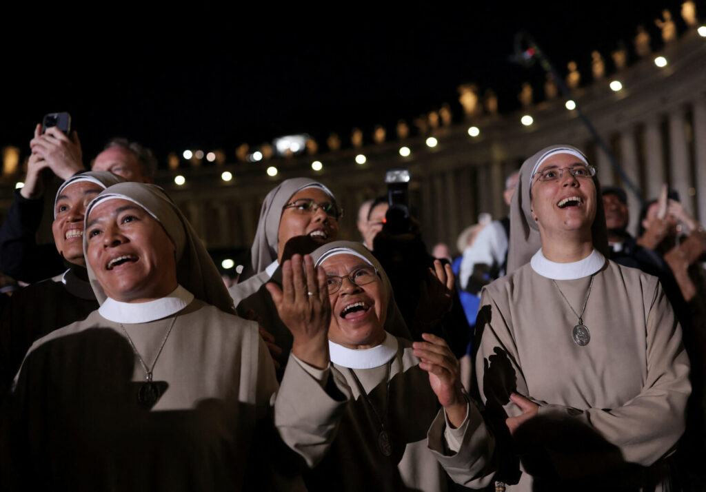 Monjas reunidas en la Plaza de San Pedro reaccionan mientras sale humo negro de la chimenea de la Capilla Sixtina, lo que indica que no se ha tomado ninguna decisión para elegir a un nuevo Papa, en el Vaticano, el 7 de mayo de 2025. REUTERS/AMANDA PEROBELLI