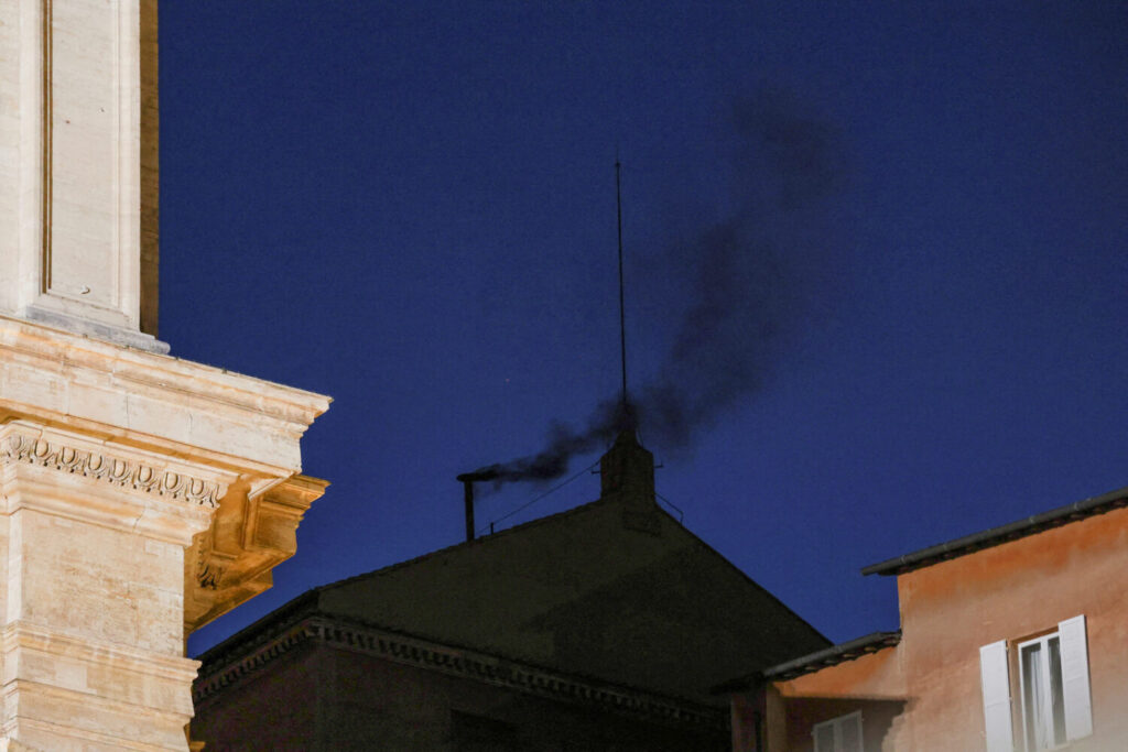 Humo negro sale de la chimenea de la Capilla Sixtina, indicando que no se ha tomado ninguna decisión para elegir a un nuevo Papa, en el Vaticano, 7 de mayo de 2025. REUTERS/Yara Nardi