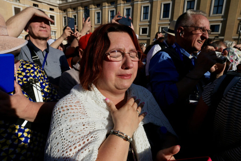 La gente reacciona mientras sale humo blanco de la chimenea de la Capilla Sixtina, lo que indica que un nuevo Papa ha sido elegido en el Vaticano, visto desde Roma, Italia, 8 de mayo de 2025. REUTERS/Kevin Coombs