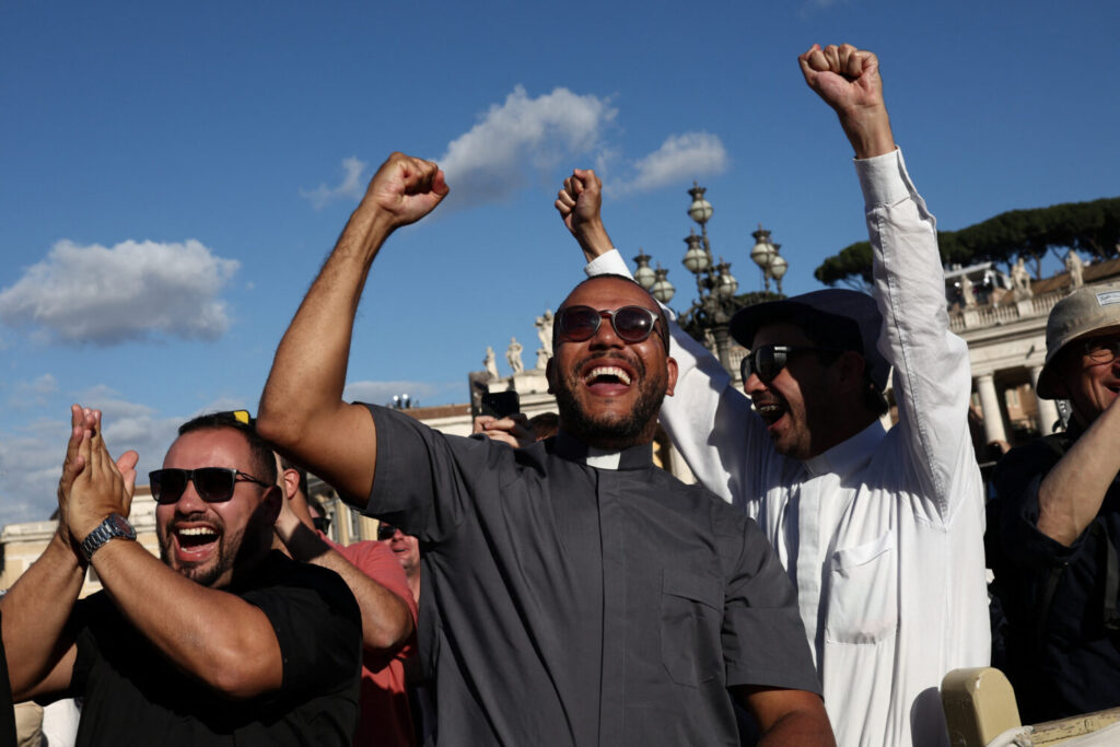 Fieles reaccionan al humo blanco que indica que un nuevo Papa ha sido elegido, en el Vaticano, 8 de mayo de 2025. REUTERS/Eloisa López