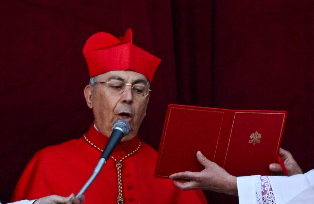 El cardenal protodiácono Dominique Mamberti anuncia que el cónclave ha elegido un nuevo Papa en el Vaticano, 8 de mayo de 2025.REUTERS/DYLAN MARTINEZ