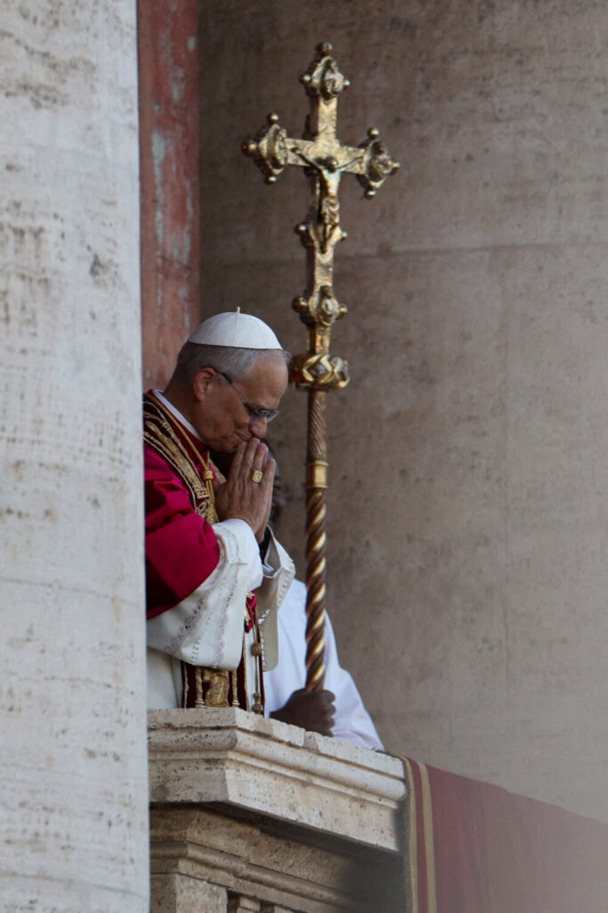 El recién elegido Papa León XIV, el cardenal estadounidense Robert F. Prevost, aparece en el balcón de la Basílica de San Pedro en el Vaticano, 8 de mayo de 2025. REUTERS/Stoyan Nenov
