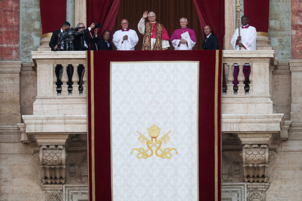 El recién elegido Papa León XIV, el cardenal estadounidense Robert F. Prevost aparece en el balcón de la Basílica de San Pedro en el Vaticano, el 8 de mayo de 2025. REUTERS/HANNAH MCKAY