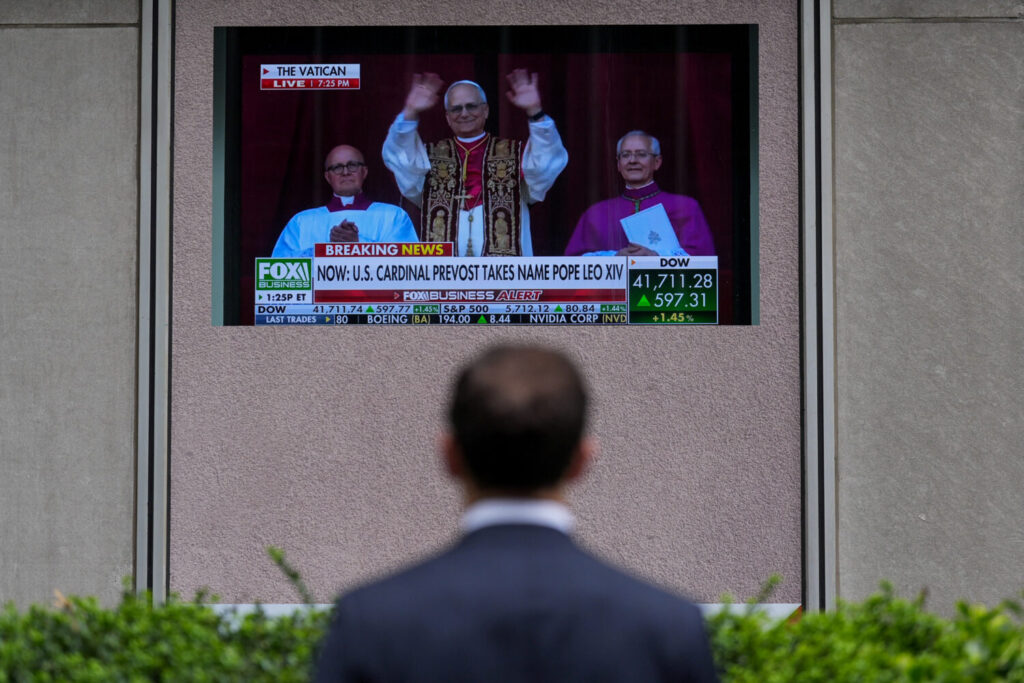 Una persona observa un televisor fuera del edificio de News. Corp que muestra la noticia de que el cardenal Robert Francis Prevost ha sido elegido nuevo Papa, en Nueva York, EE.UU., el 8 de mayo de 2025. REUTERS/Adam Gray