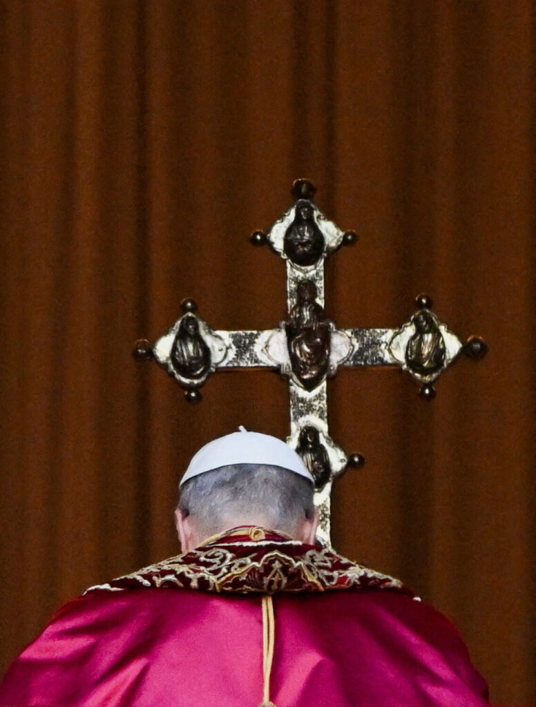 El recién elegido Papa León XIV, el cardenal estadounidense Robert F. Prevost, sostiene una cruz mientras aparece en el balcón de la Basílica de San Pedro en el Vaticano, el 8 de mayo de 2025. REUTERS/DYLAN MARTINEZ