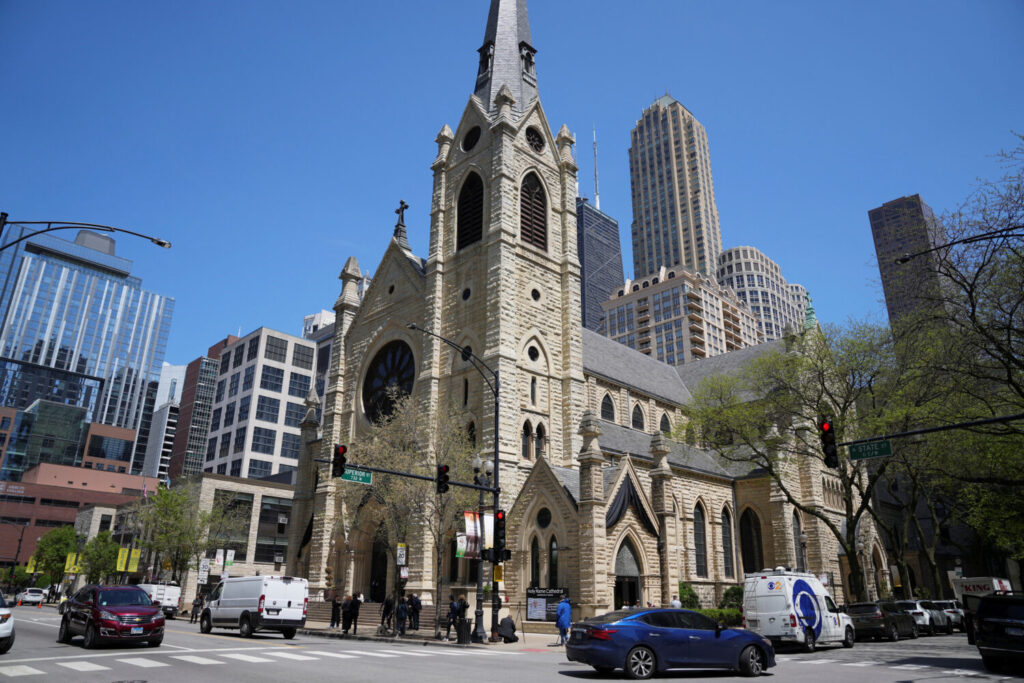 Equipos de prensa esperan fuera de la Catedral del Santo Nombre después de que el Cardenal Robert Prevost de los Estados Unidos fuera anunciado como Papa León XIV, en Chicago, Illinois, EE.UU., 8 de mayo de 2025. REUTERS/Vincent Alban