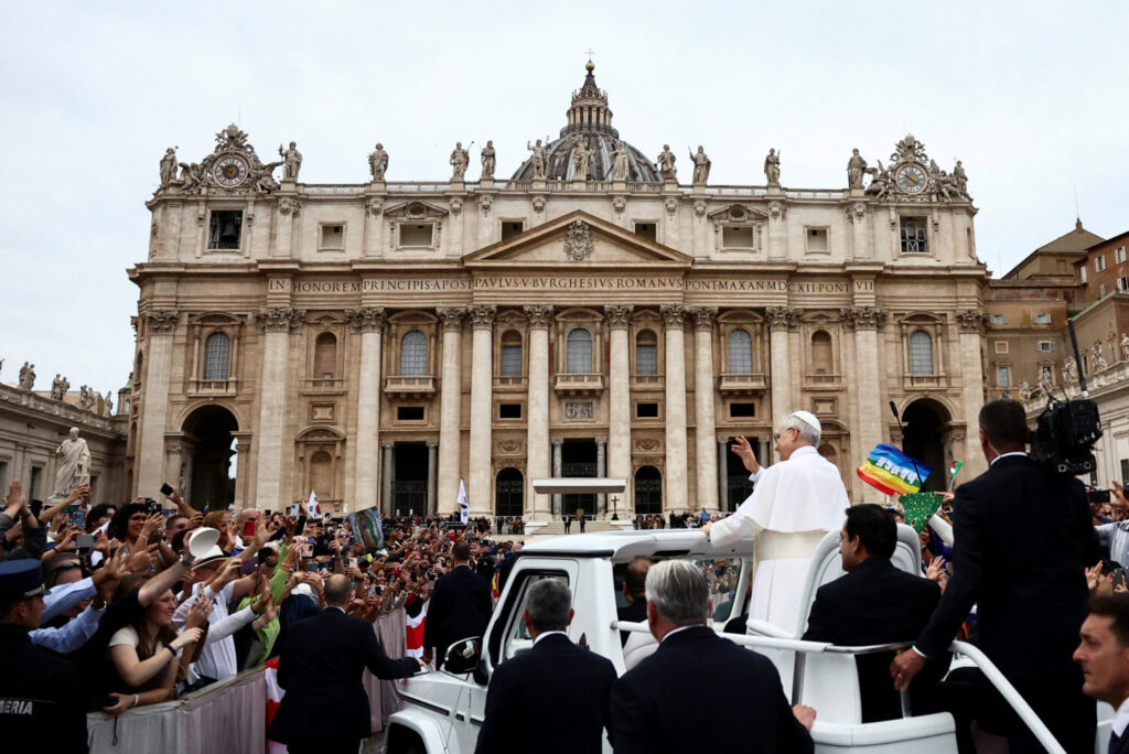 El Papa León XIV saluda el día de su primera audiencia general en la Plaza de San Pedro del Vaticano, el 21 de mayo de 2025. REUTERS/Yara Nardi