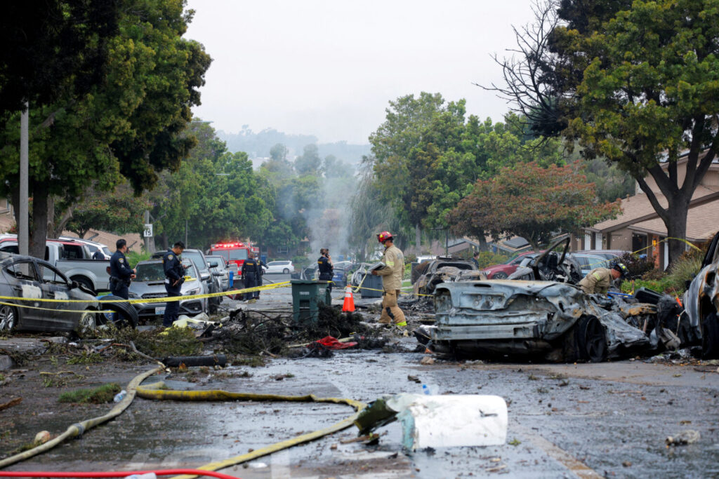 Zona del accidente del avión en un barrio de San Diego, California, Estados Unidos. Imagen: REUTERS/Mike Blake