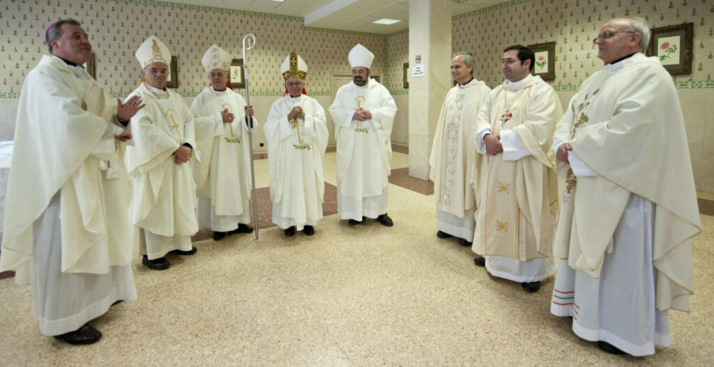 Bilbao, 8 may (EFE).- León XIV (3d), elegido nuevo papa este jueves, visitó Bilbao el 16 de septiembre de 2011 para asistir a la ceremonia de consagración del religioso agustino vasco Michel Olaortua (2d) como obispo de Iquitos (Perú). La ceremonia religiosa se celebró en la céntrica iglesia de San José de Bilbao, con la presencia del entonces obispo de Bilbao, Ricardo Blázquez (3i), según ha constatado EFE de fuentes de los asistentes al acto religioso. EFE/ Miguel Toña