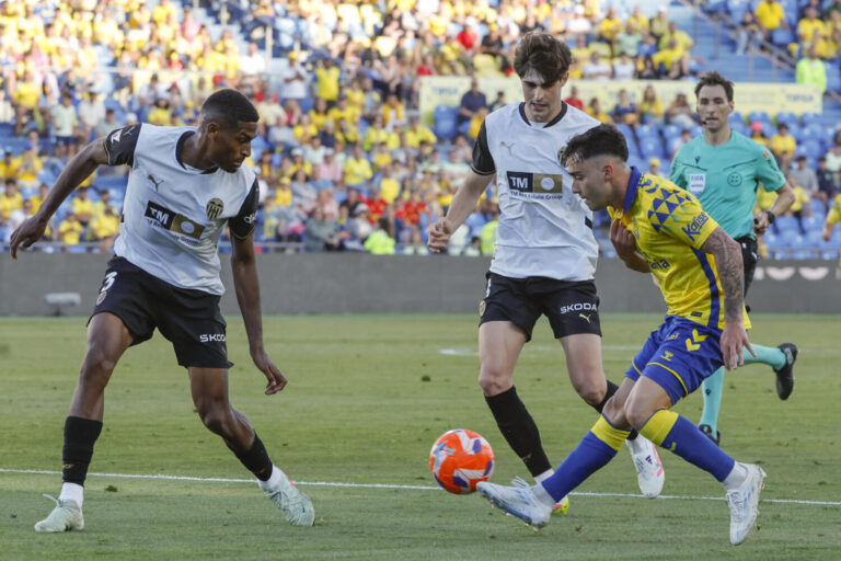 2-3 | El Valencia asalta Gran Canaria y acaricia la salvación a costa de la UD Las Palmas