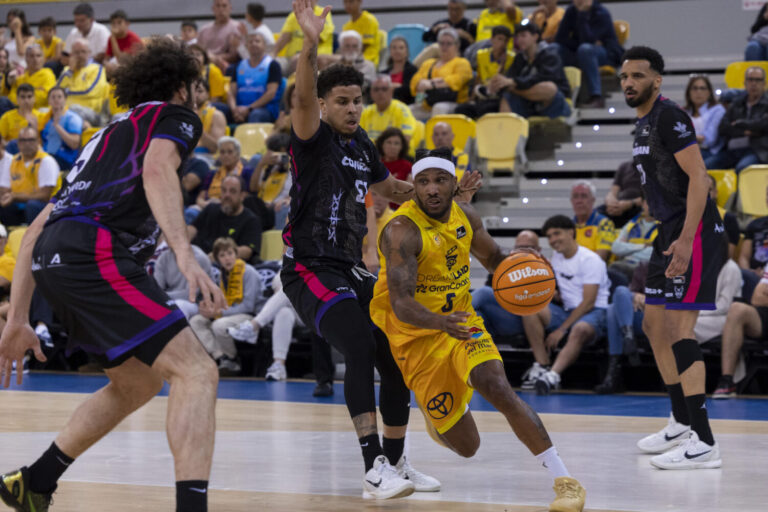 98-83 | El Dreamland Gran Canaria vuela hacia el ‘playoff’ y hunde al Coviran Granada