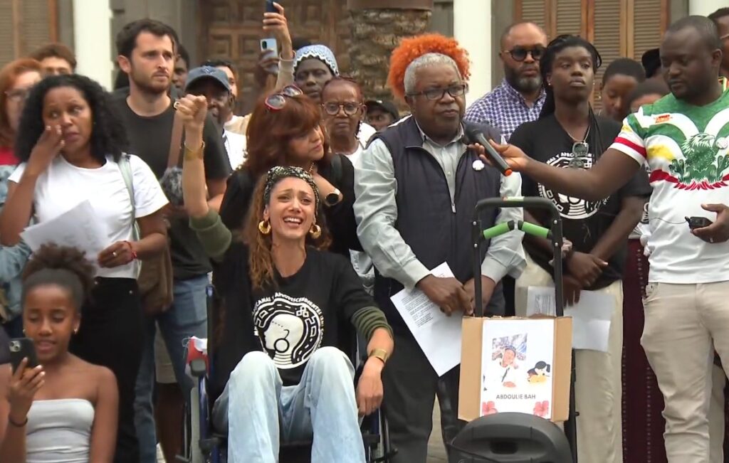 Medio millar de personas se concentran en la capital grancanaria por la muerte del joven Abdoulie Bah