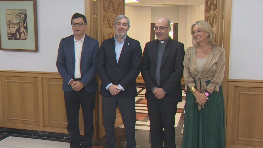 Clavijo recibe al rector de la Basílica de Nuestra Señora del Pino con motivo de la Bajada. Fernando Clavijo, Esther Monzón y Pablo Rodríguez junto al rector de la Basílica de Nuestra Señora del Pino, Jorge Martín de la Coba/ RTVC.