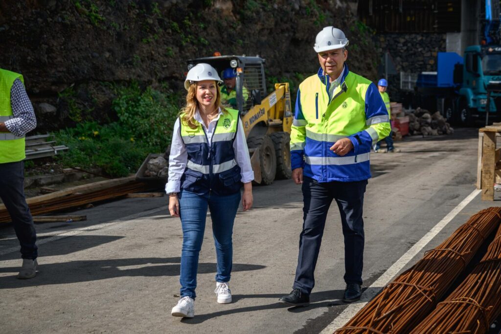 Tenerife instala semáforos inteligentes. Rosa Dávila y Dámaso Arteaga/ Cabildo de Tenerife.