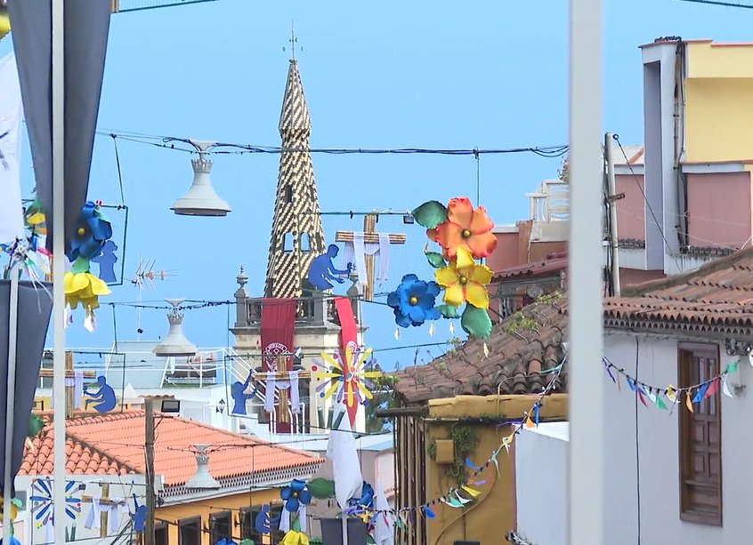 Las flores comienzan a engalanar Los Realejos para acoger la fiesta de Cruces y Fuegos durante el 2 y 3 de mayo
