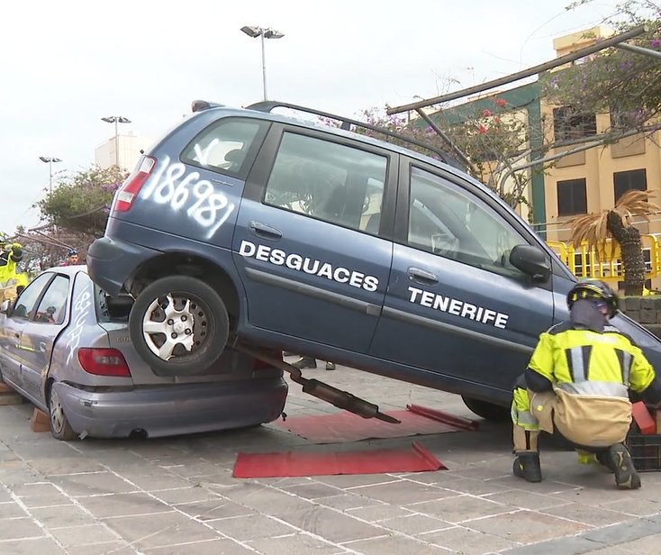 Los bomberos de Tenerife intervienen en un accidente simulado