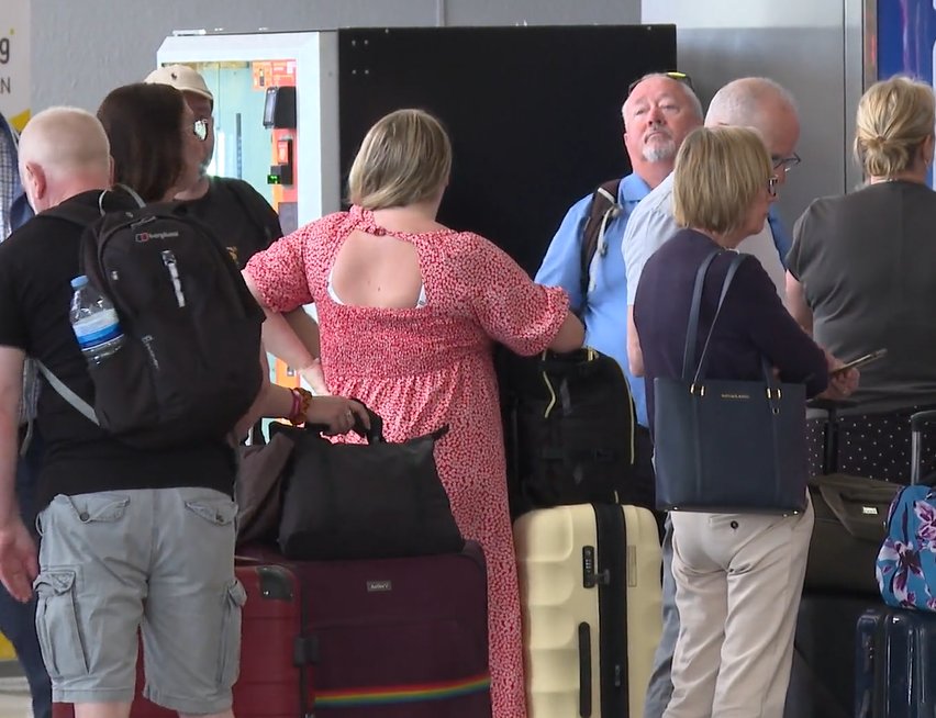 El Cabildo de Tenerife solicita a la Subdelegación del Gobierno y Aena una reunión urgente para solucionar las colas de pasajeros en el control de pasaportes 