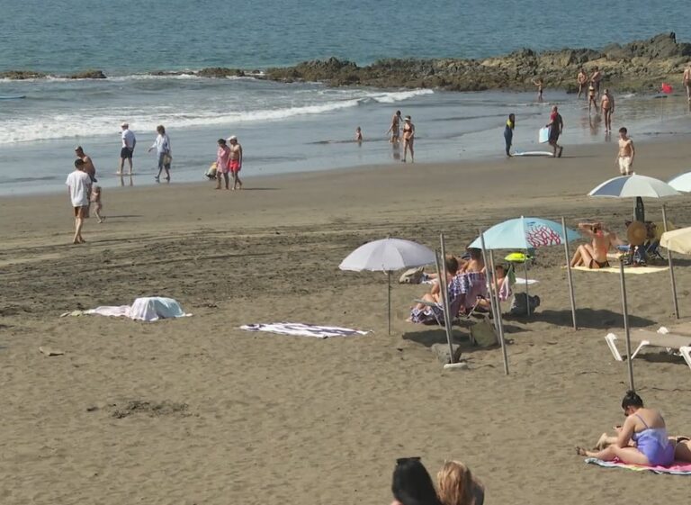 Las playas se llenan durante el puente del Día de Canarias