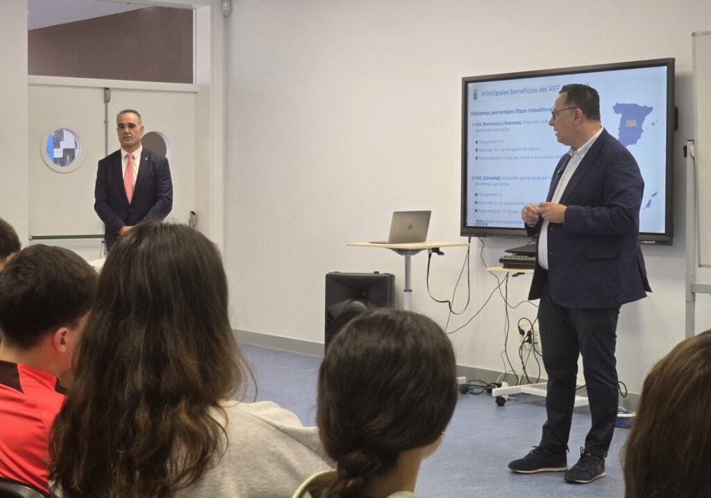 Charla sobre el REF en el IES Agáldar. Imagen Comisionado para el REF