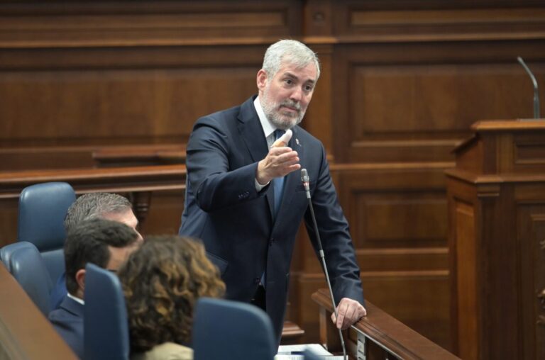 Clavijo niega que Canarias esté «en contra del turismo» pero el archipiélago «no es una barra libre»