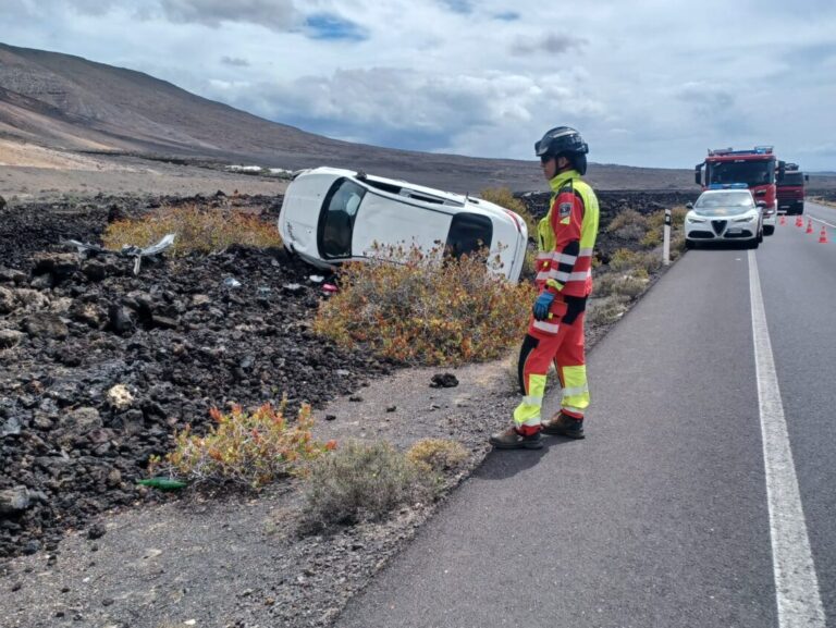 Asisten a un coche volcado en la LZ-2 dirección La Hoya