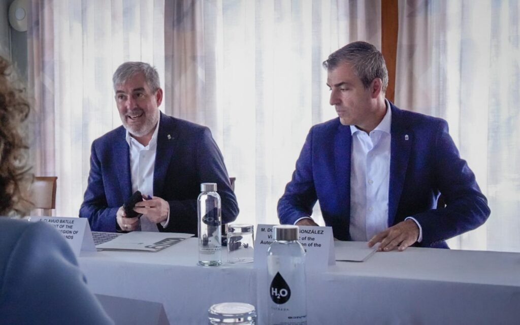 Reunión con eurodiputados donde se abordó la situación de la atención a los menores no acompañados. Imagen: El presidente de Canarias, Fernando Clavijo (i), y el vicepresidente, Manuel Domínguez (d). Gobierno de Canarias