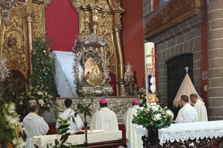 La Virgen del Pino desciende desde su camarín para su próxima peregrinación