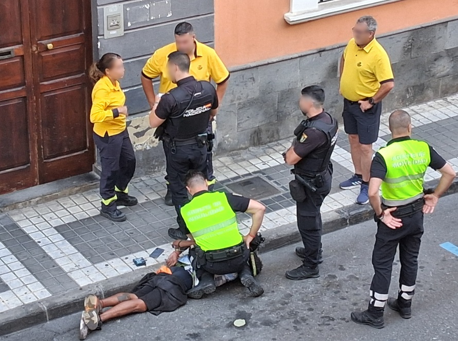 Un agente de movilidad retiene al presunto ladrón en la calle Senador Castillo Olivares, en Las Palmas de Gran Canaria