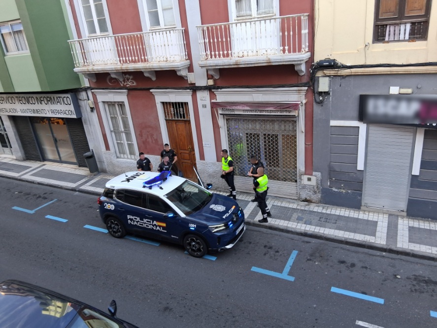 Tras la detención, agentes de la Policía Nacional trasladaron al presunto autor del intento de robo en Correos a dependencias policiales