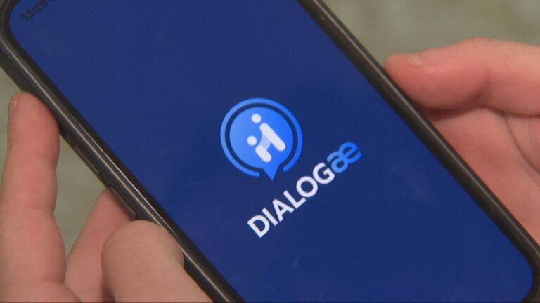 Jóvenes y mayores conectados a través e la App Dialogae